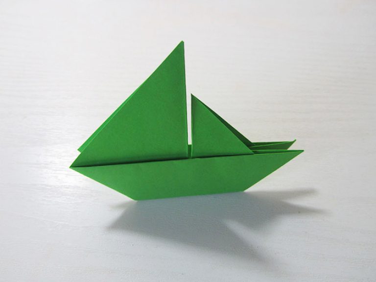 Кораблик из бумаги а4 для начинающих. Оригами кораблик парусник. Кораблик из бумаги с двумя парусами. Парусный корабль оригами. Оригами кораблик с парусом.