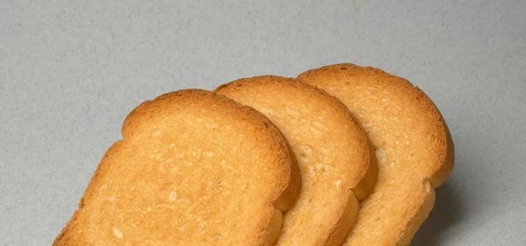 วิธีทำแครกเกอร์ให้แห้งอย่างถูกต้อง: สูตรโฮมเมดที่ดีที่สุดสำหรับการทำแครกเกอร์และขนมปังกรอบจากขนมปังประเภทต่างๆ ในเตาอบ ไมโครเวฟ และในกระทะ