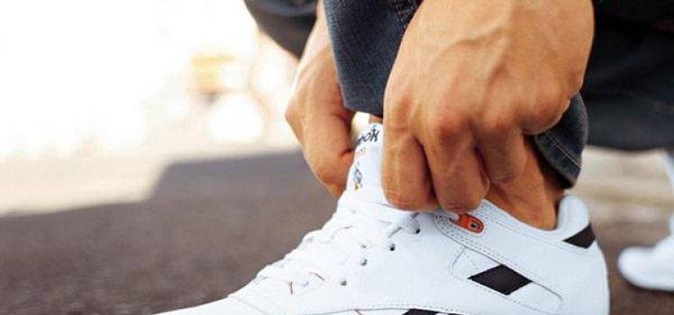 Какво да направите, ако маратонките са твърде малки, как внимателно да опънете обувките?